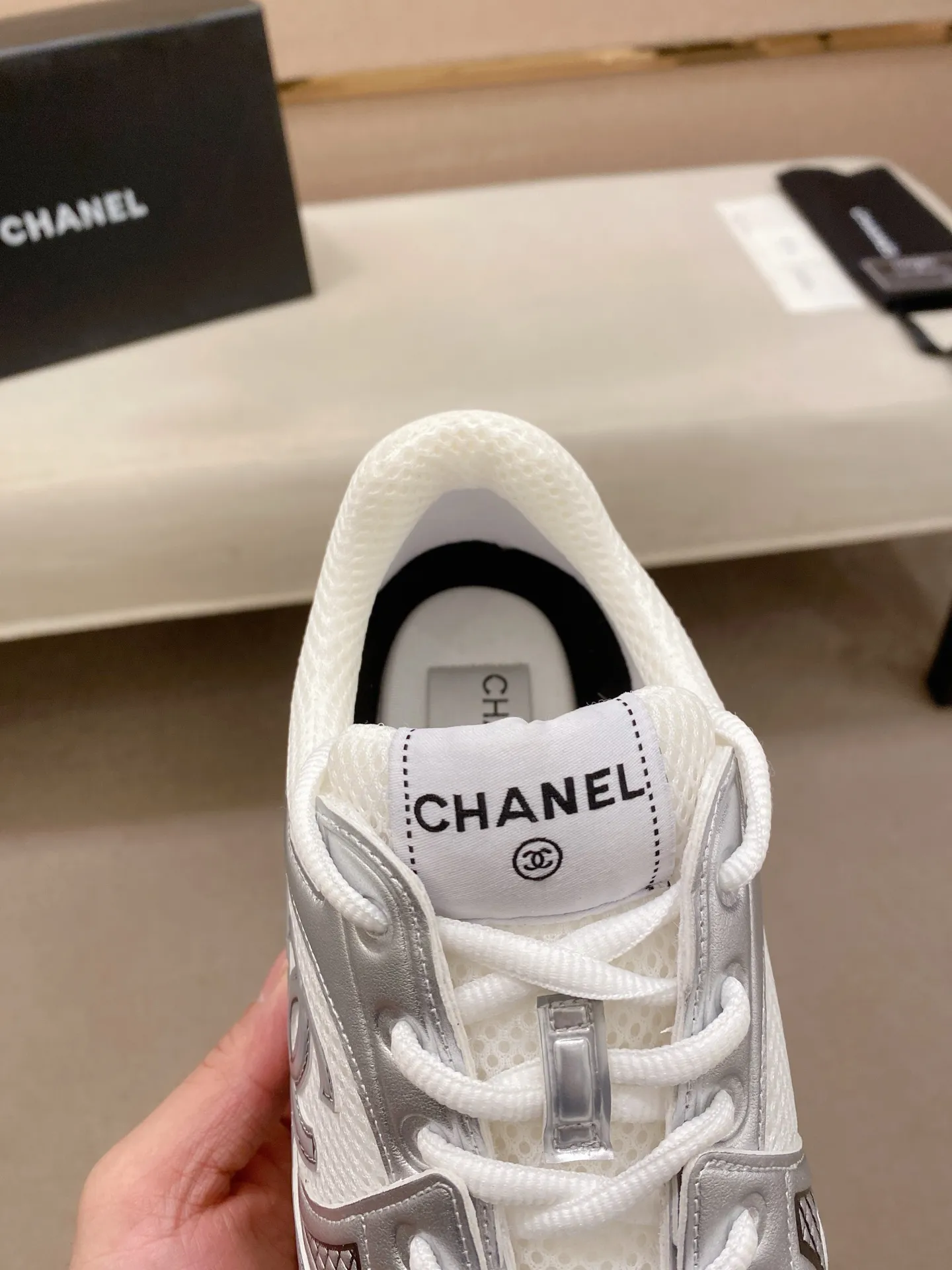 Factory price: 620💰 Chanel Chanel - 2026 counter top casual sports shoes This classic design; the upper is electro-embroidered with a variety of techniques; the outsole is fashionable and sporty; the extraordinary inclusion of a variety of color matching elements... The diversified mix and match is very beautiful and versatile, casual, fashionable, sports and outdoor can be taken into account... ꫛꫀꪝ Go➫ Material: ❶Upper is made of: Original imported high-mercerized smooth cow suede + special anti-mesh fabric ❷Inner use: original imported breathable mesh ❸Outsole based on: original TPU combination outsole Full set of boutique packaging for women 35–41 men 38-45
